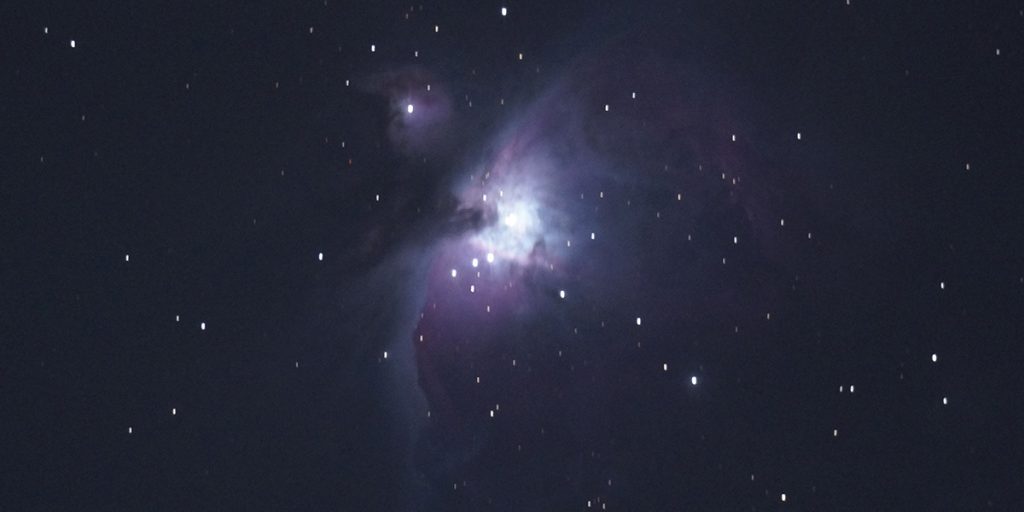 Der zweite Versuch, den Orion-Nebel zu fotografieren. Nun kann man schon etwas mehr Nebelstrukturen erkennen. Man erahnt auch blaue und rote Bereiche im diffusen Nebel.