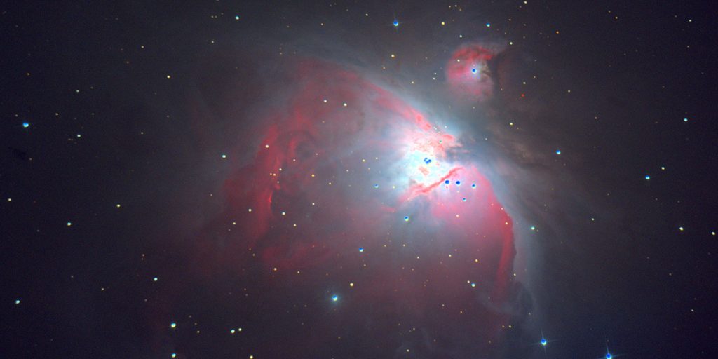 Das vierte Foto vom Orion-Nebel. Jetzt ist besonders der rote Bereich des Nebels sehr gut zu erkennen und umfangreiche Strukturen zeichnen sich ab. Leider sind die Sterne insgesamt fehlbelichtet und erscheinen blau statt weiß.