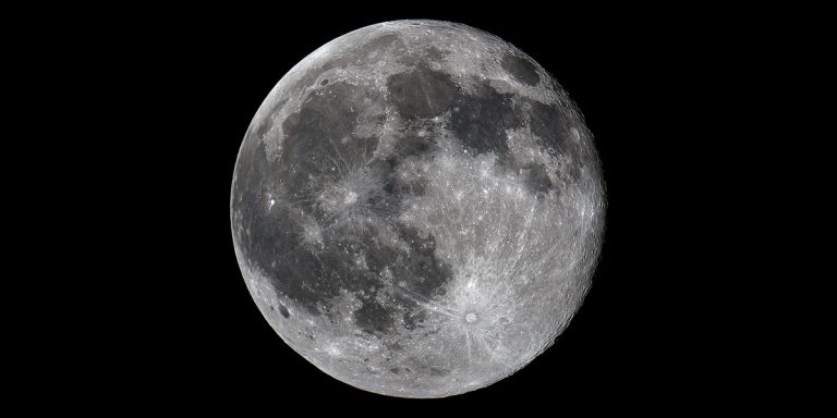 Der Vollmond in seiner ganzen Pracht. Helle und dunkle Bereiche zeichnen sich deutlich voneinander ab. Strukturen und Einschlagspuren von Meteoriten sind gut zu erkennen.