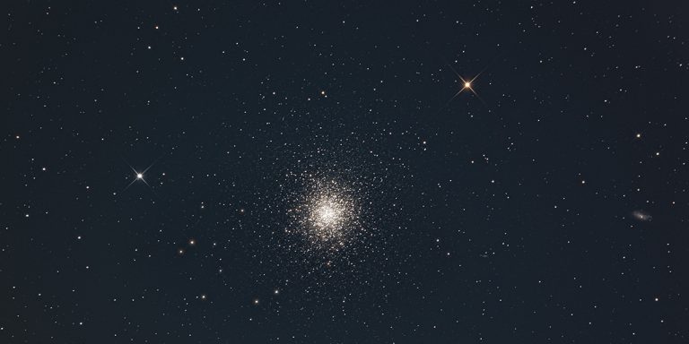 Der Herkuleshaufen: Ein Sternenhaufen mit ca. 500.000 Sternen. Man kann natürlich nicht alle sehen, aber erahnen. Am rechten Rand des Bildes ist noch eine Galaxie in weiter Ferne zu sehen.