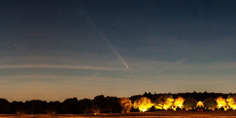 Eine Handyaufnahme von dem Kometen "Tsuchinshan-Atlas". Man kann gut den langen Schweif erkennen. In der hereinbrechenden Nacht leuchten darüber die ersten Sterne.