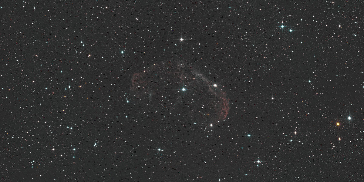 Der Emissionsnebel NGC6888. Weil der Dualbandfilter bei dieser Aufnahme nicht zum Einsatz kam, ist der Nebel nur sehr schwach zu erkennen.