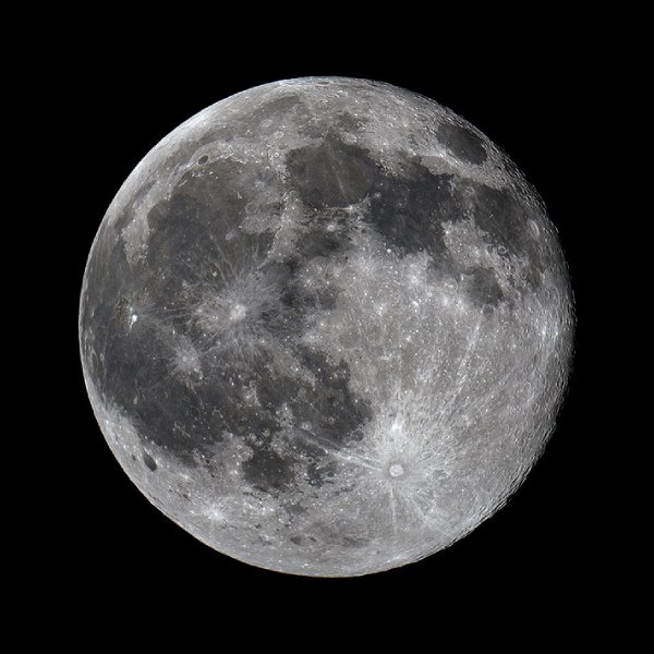 Der Vollmond in seiner ganzen Pracht. Helle und dunkle Bereiche zeichnen sich deutlich voneinander ab. Strukturen und Einschlagspuren von Meteoriten sind gut zu erkennen.