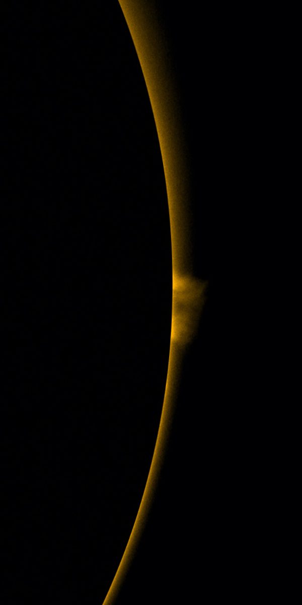 Ein Teilausschnitt der Sonnenkorona. An einer Stelle der Kante ist deutlich eine Protuberanz zu erkennen, die seitlich aus der Korona herausschießt.